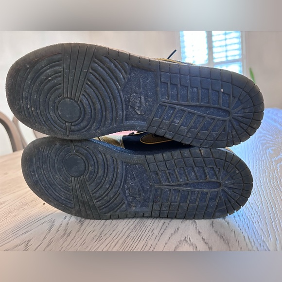 Youth Air Jordan 1 Mid in Metallic Gold & Black Size Youth 6 - Picture 3 of 9